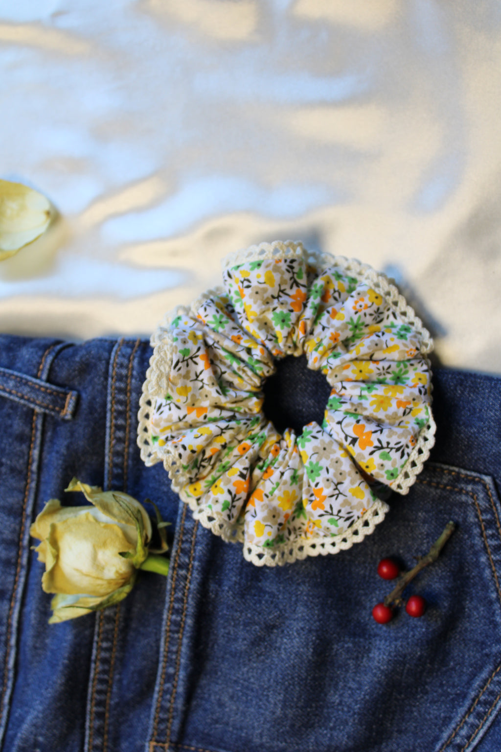 Lace enhanced floral scrunchie Size Medium