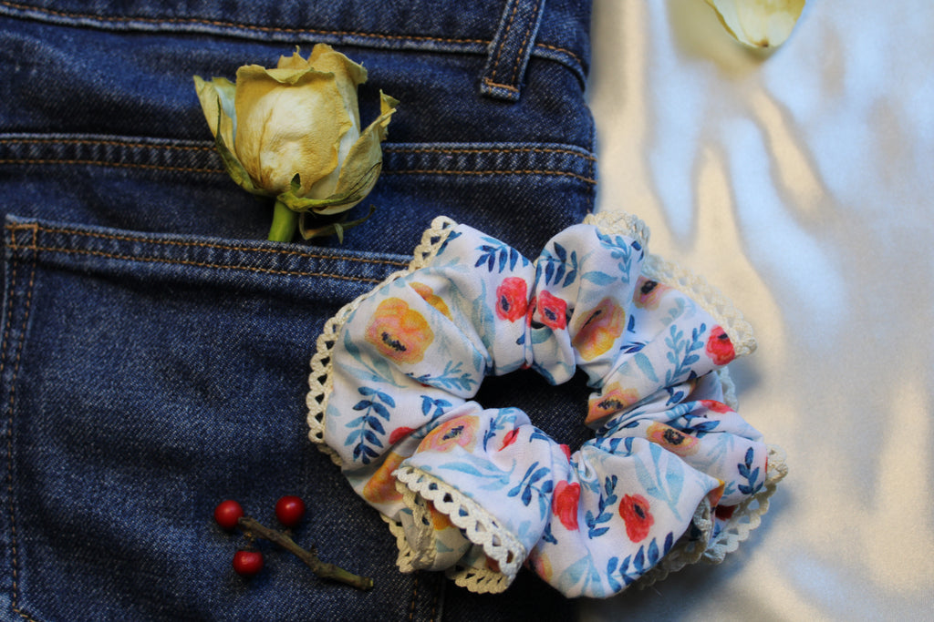 Lace enhanced floral scrunchie Size Medium