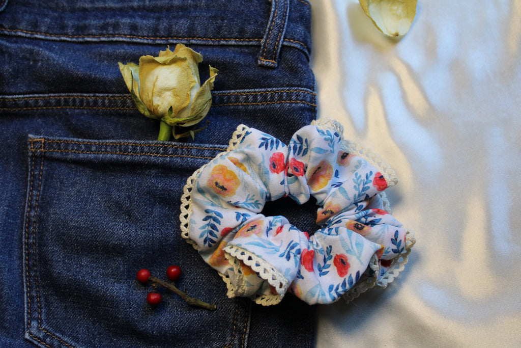 Lace enhanced floral scrunchie Size Medium