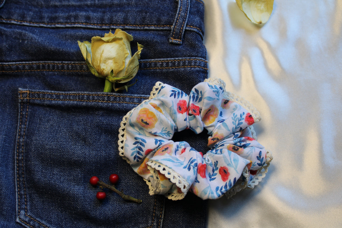 Lace enhanced floral scrunchie Size Medium